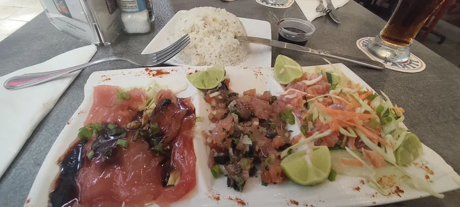 Trilogie de thon rouge : sashimi, tartare et poisson cru servis avec du riz